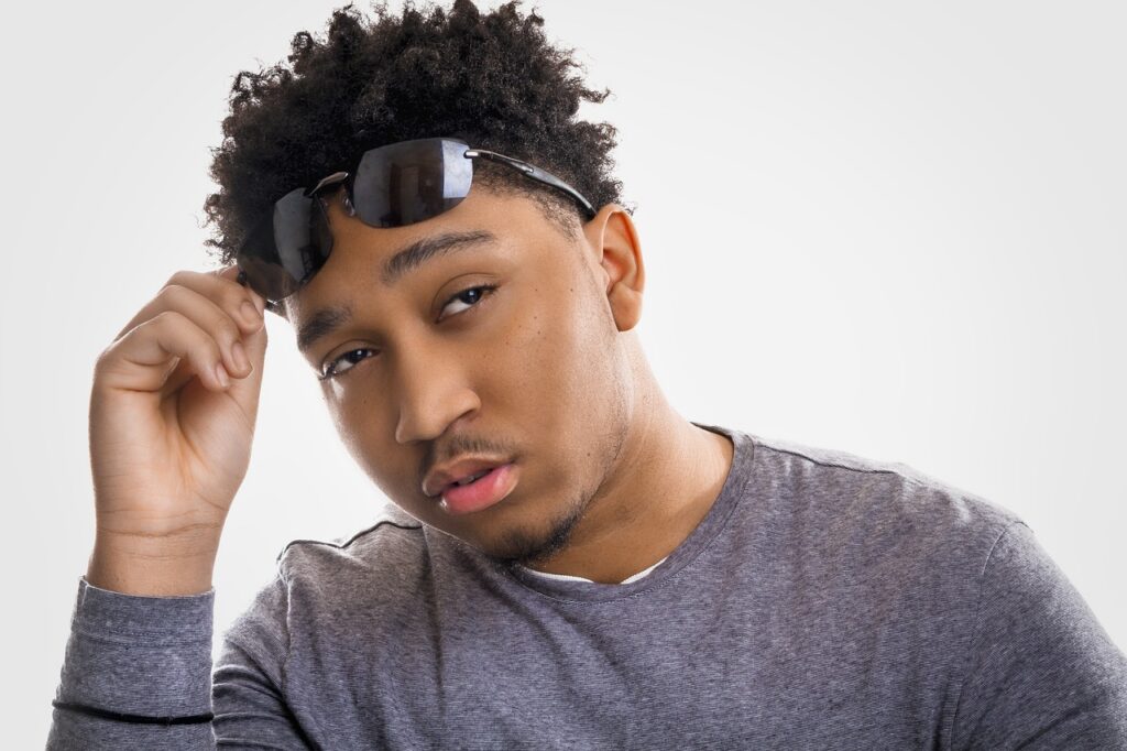 Zoom sur la coupe afro homme : la tendance montante chez les gentlemen